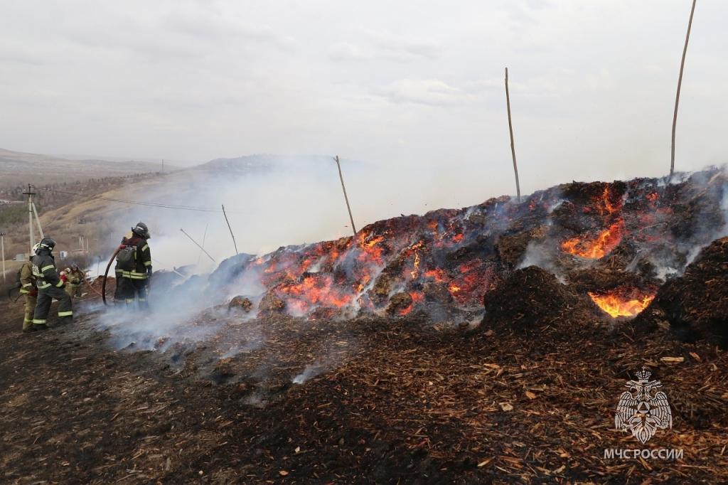 Абаканским пожарным удалось сдержать серьезный ландшафтный пожар