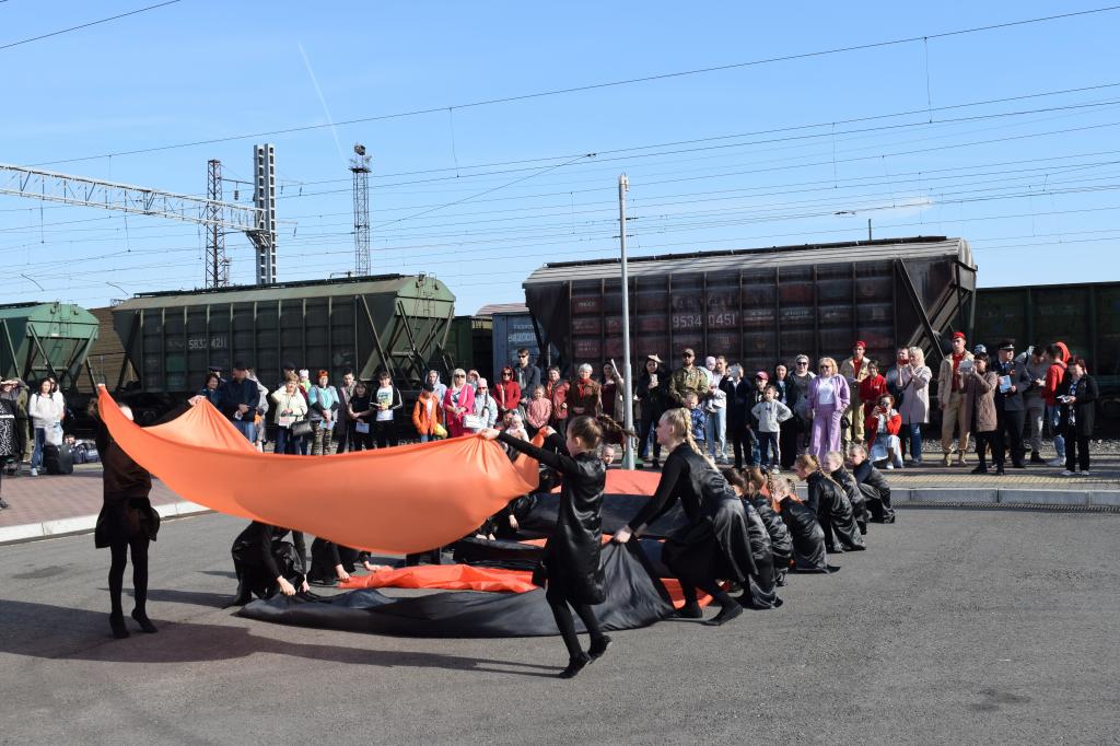 В Хакасии транспортные полицейские и общественники на железнодорожном вокзале поздравили пассажиров с наступающим Днем Победы 