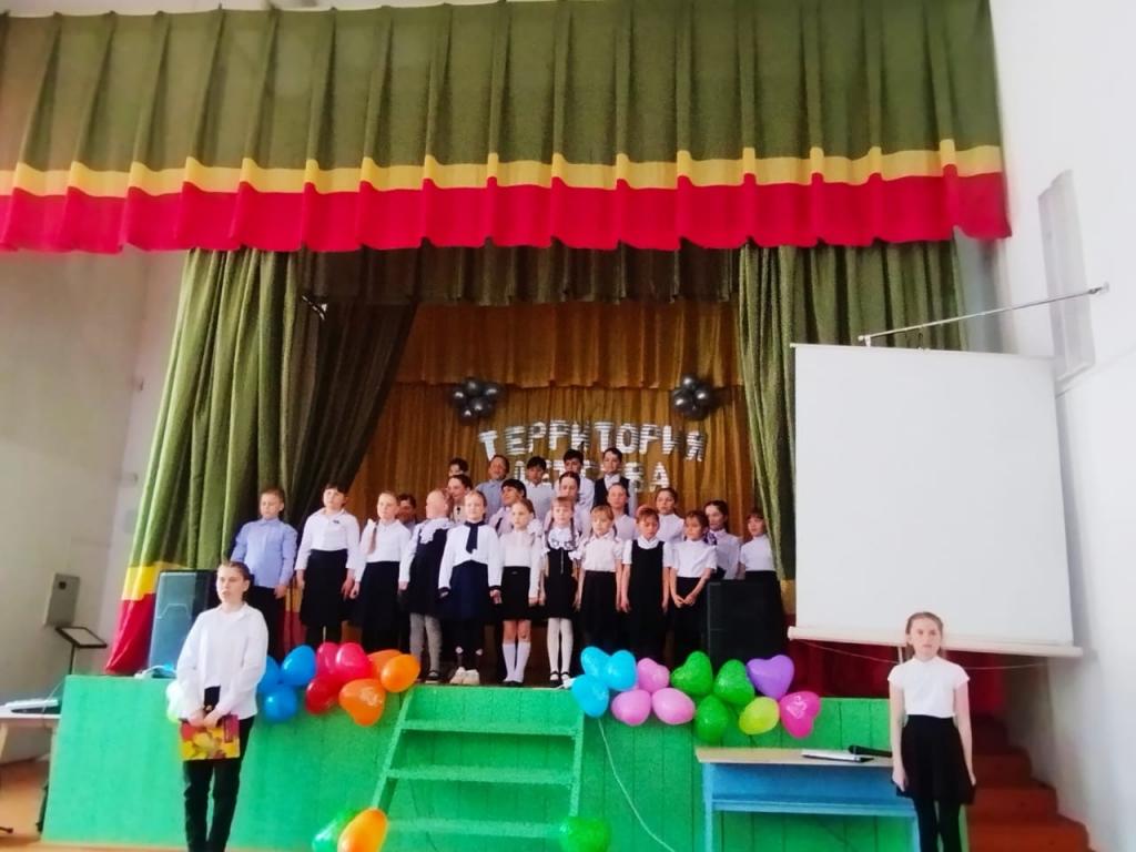Отчетный концерт вокально-хорового ансамбля «Территория детства». в зале Балыксинской школы