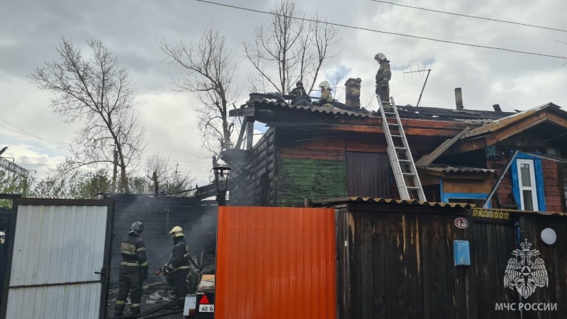 Абаканские пожарные потушили крупный пожар и эвакуировали газовый баллон из горящего гаража