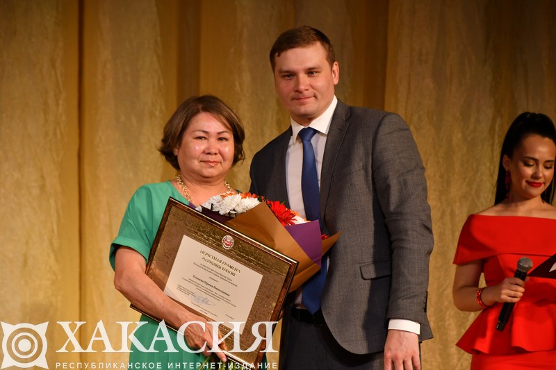 В Хакасии медицинским работникам вручили заслуженные награды