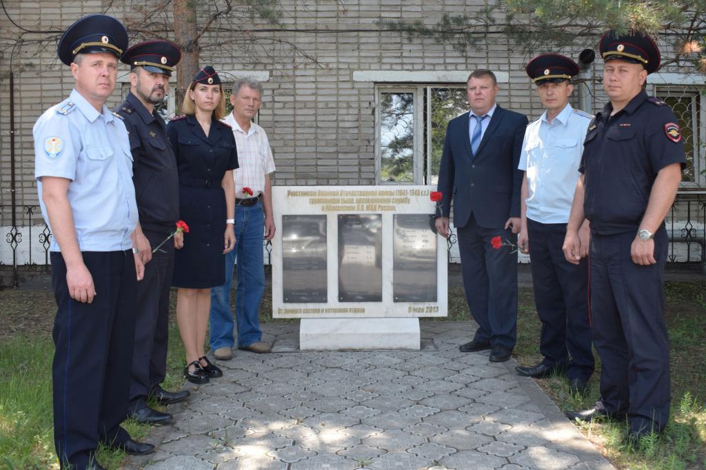 В Хакасии руководство и ветераны Абаканского линейного отдела ЛО) МВД России в День памяти и скорби почтили минутой молчания ветеранов транспортной полиции