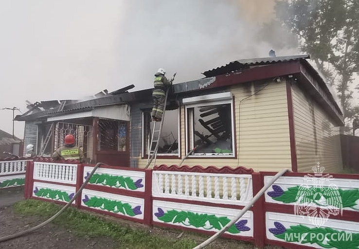В Таштыпском районе устанавливают причину пожара в сельском магазине