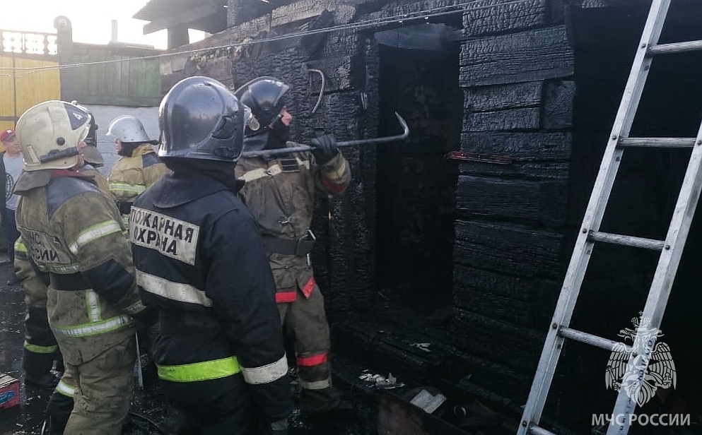 Неосторожное обращение с огнем неустановленных лиц привело к пожару в нежилом доме