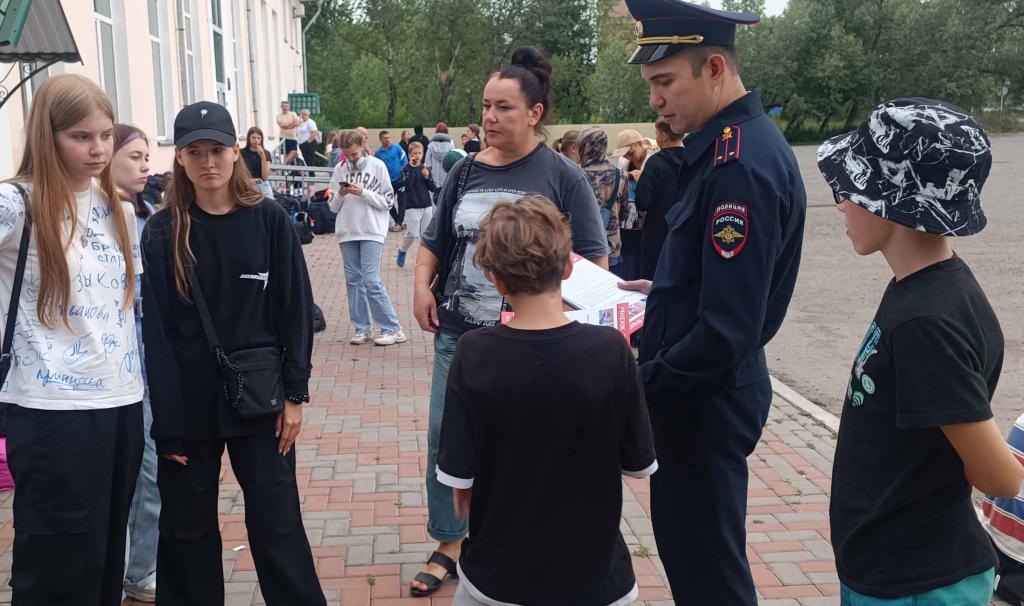 В Хакасии транспортные полицейские проводят для детей уроки безопасного поведения на железной дороге, на воде и просторах сети Интернет