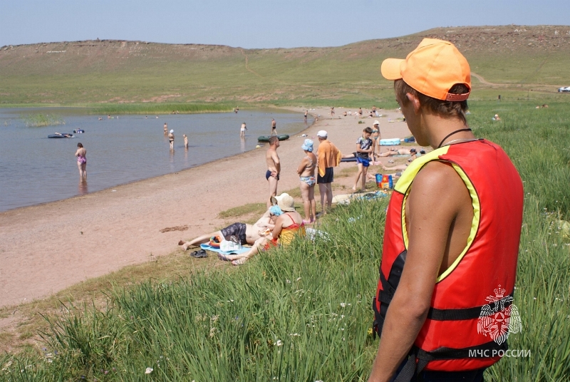  В жару гражданам нужно быть осторожнее, особенно на водоемах