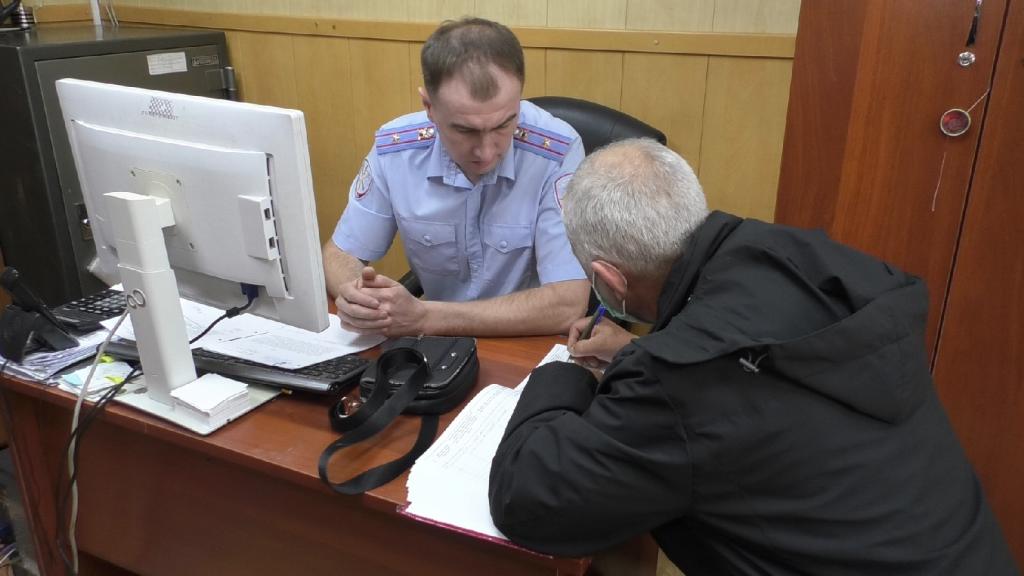 В Хакасии транспортные полицейские вернули пассажиру забытый в поезде рюкзак со 120 тысячами рублей