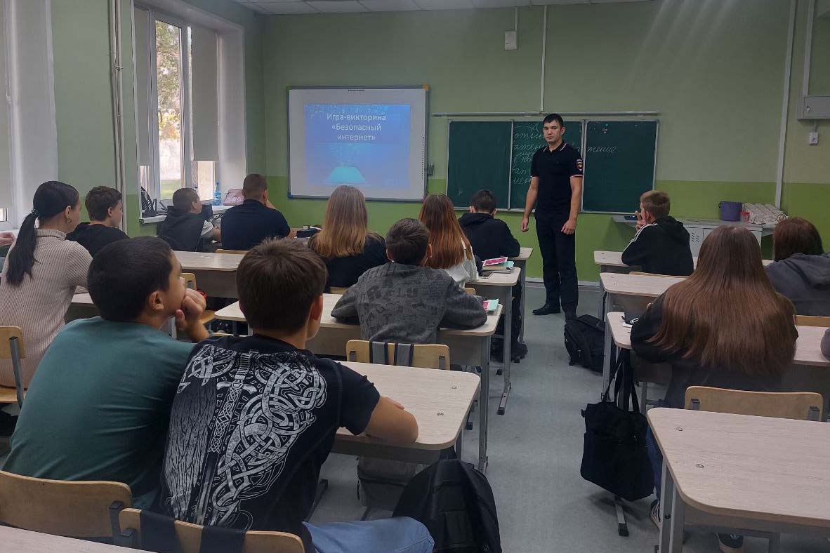 В Хакасии в рамках Дня Интернета транспортные полицейские провели уроки безопасности со школьниками