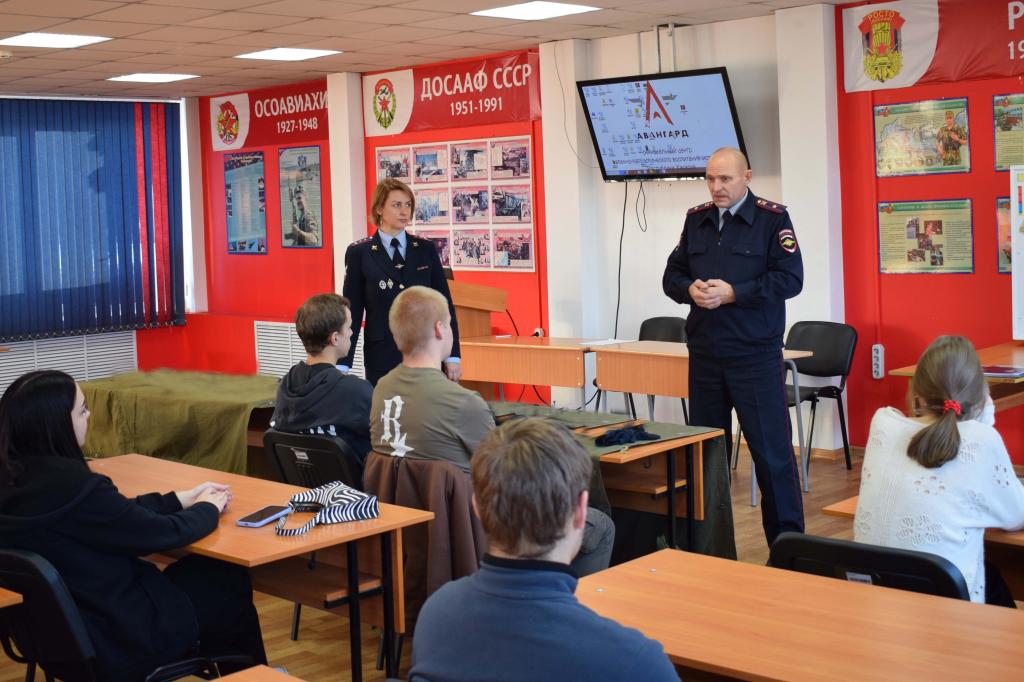 В Хакасии транспортные полицейские обсудили вопросы профессионального самоопределения молодежи и противодействия распространению вредоносной информации в интернет-пространстве