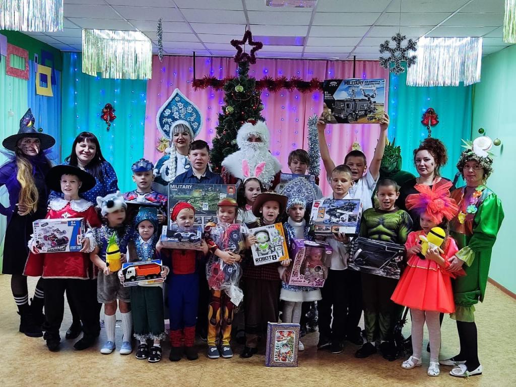 В Кузбассе транспортный полицейский Дед Мороз поздравил детей из разных городов с Новым годом 