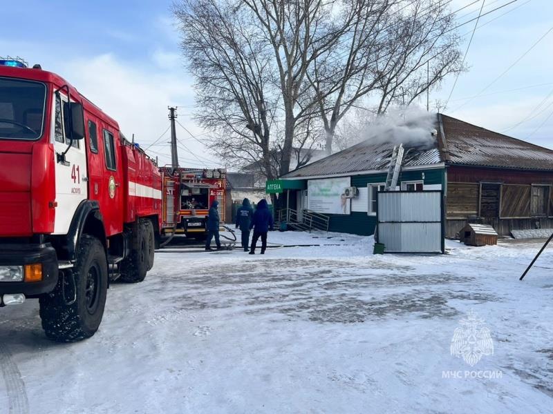 Сильный ветер осложнял тушение аптеки в Аскизе