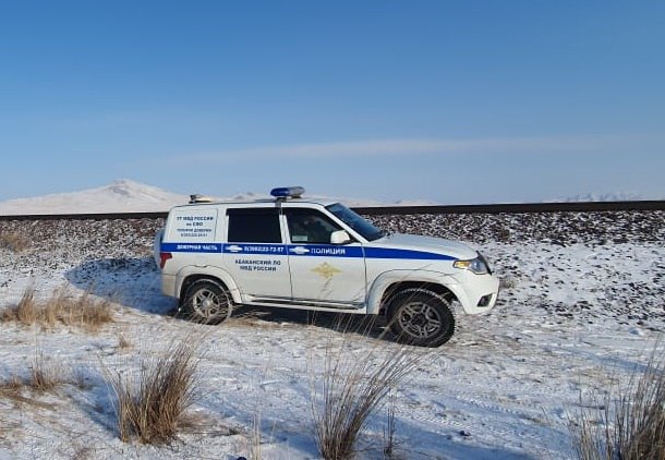 В Хакасии транспортные полицейские устанавливают обстоятельства смертельного травмирования мужчины на железной дороге