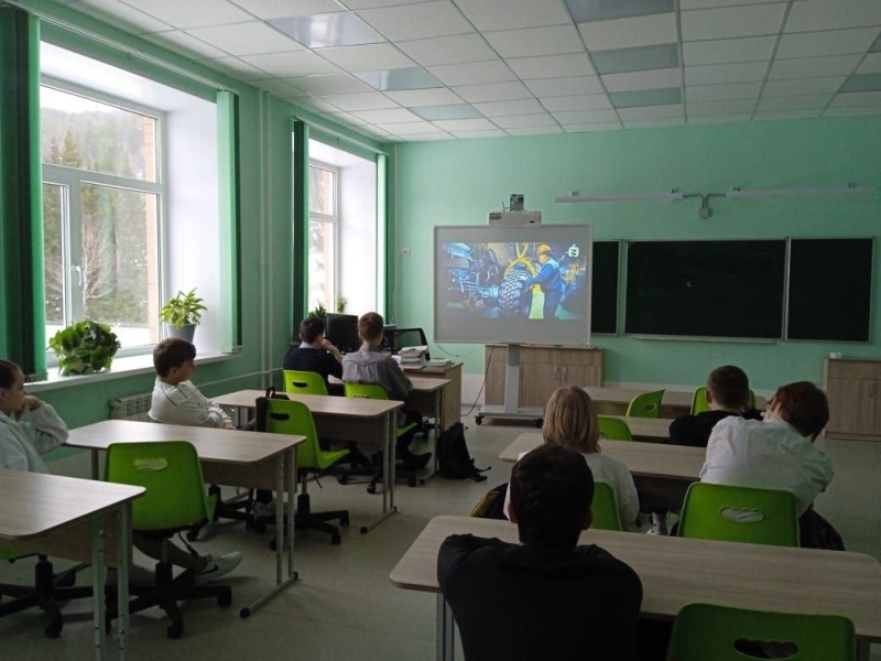 В Лестранхозовской школе Аскизского района прошли профориентационные уроки «Россия в развитии: было, стало, будет»
