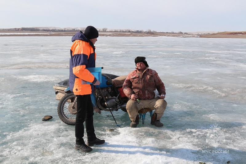 Рыбакам нужно быть внимательнее на льду