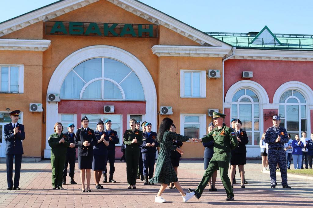 СОТРУДНИКИ УФСИН РОССИИ ПО РЕСПУБЛИКЕ ХАКАСИЯ НА ЖЕЛЕЗНОДОРОЖНОМ ВОКЗАЛЕ АБАКАН ПОЗДРАВИЛИ С 79-ГОДОВЩИНОЙ СО ДНЯ ПОБЕДЫ ГОСТЕЙ И ЖИТЕЛЕЙ РЕСПУБЛИКИ ХАКАСИЯ