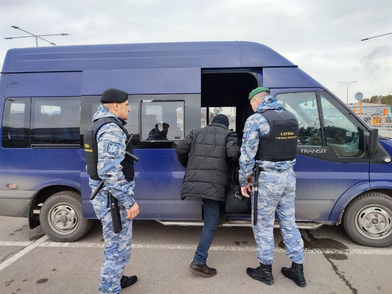 Судебные приставы Хакасии выдворили нелегальных мигрантов