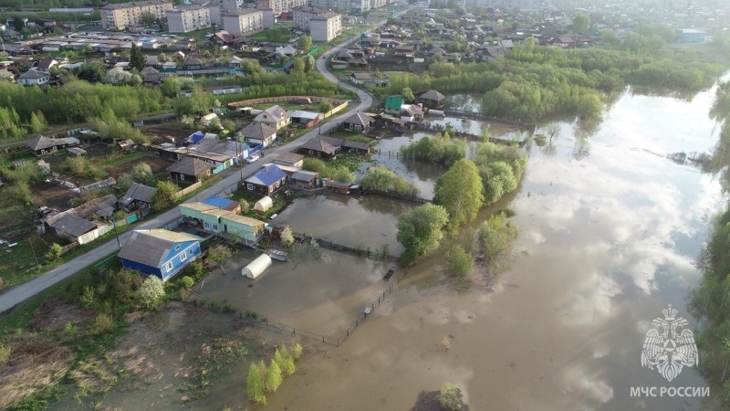 В Абазе вода зашла на приусадебные участки и дорогу
