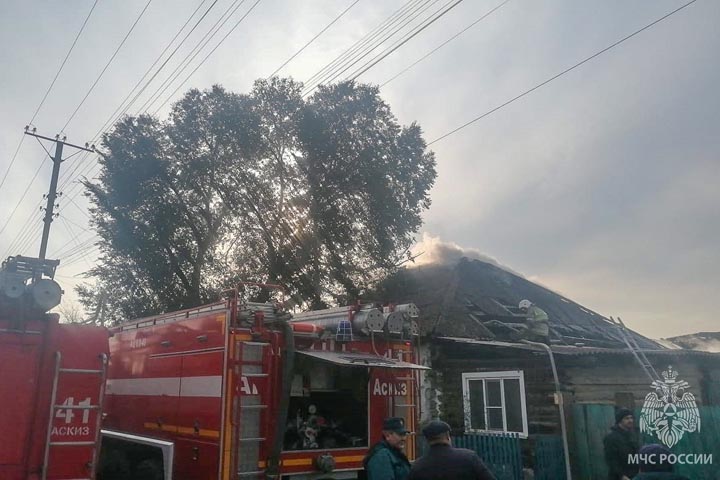 В Аскизе горел двухквартирный дом