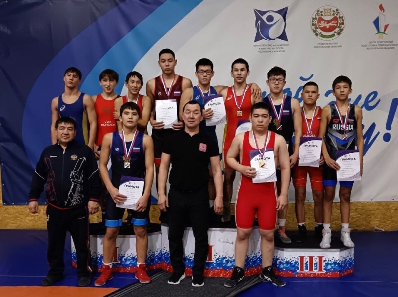 Первенство Республики Хакасия по вольной борьбе: яркие победы и спортивный дух! 